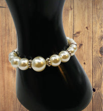 Afbeelding in Gallery-weergave laden, White Pearl Stretch Bracelet-Satin White Pearl Women&#39;s Bracelet
